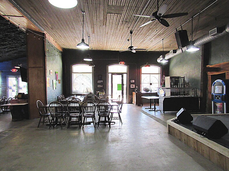 More Photos Of 514-520 N Railroad St, Burton Restaurant For Lease