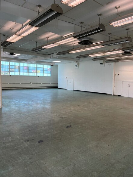 More Photos Of 2164 Tedrow Rd, Toledo Showroom For Lease