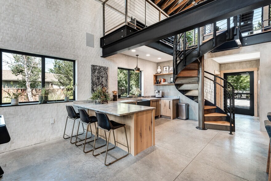 More Photos Of 64678 Cook Ave, Bend General Retail For Sale