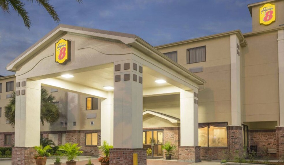 More Photos Of 3001 Daulat Dr, Lafayette Hotel For Sale
