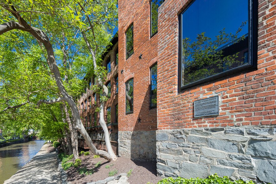 More Photos Of 1054-1066 31st St NW, Washington Unknown For Lease