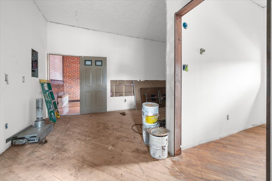More Photos Of 102 S Richmond St, Fleetwood Warehouse For Sale