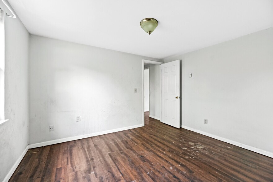 More Photos Of 305 Boone St, Strawberry Plains Apartments For Sale