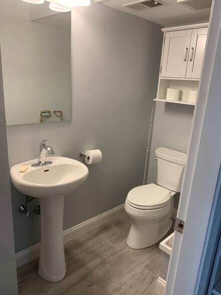 More Photos Of 4 Bow St, Lexington Storefront Retail Office For Lease