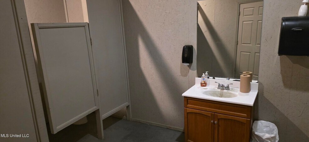 More Photos Of 601b S Railroad Blvd, Mccomb General Retail For Sale