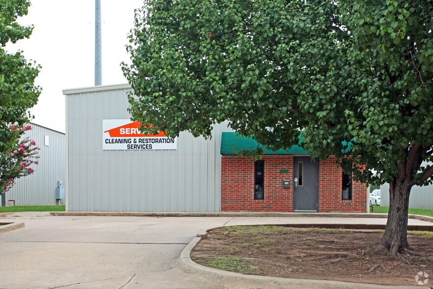 Primary Photo Of 1013 N University Blvd, Norman Flex For Lease