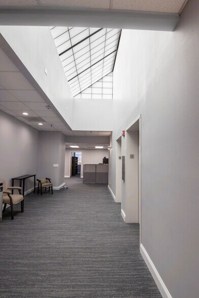 More Photos Of 696 N 1st Ave, Saint Petersburg Office For Lease