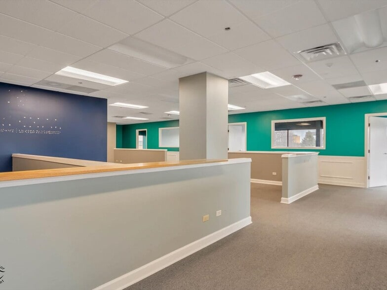 More Photos Of 1990 E Algonquin Rd, Schaumburg Medical For Lease