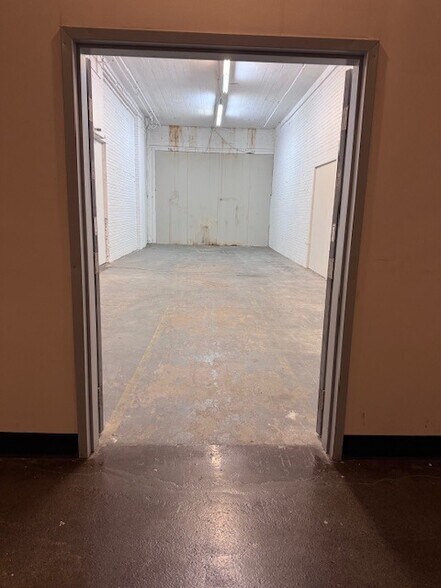 More Photos Of 3680-3700 Rue Saint-Patrick, Montréal Showroom For Lease