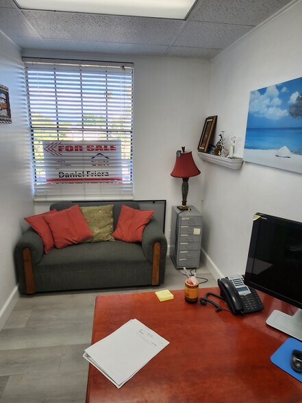 More Photos Of 960 W 17th St, Santa Ana Office For Sale