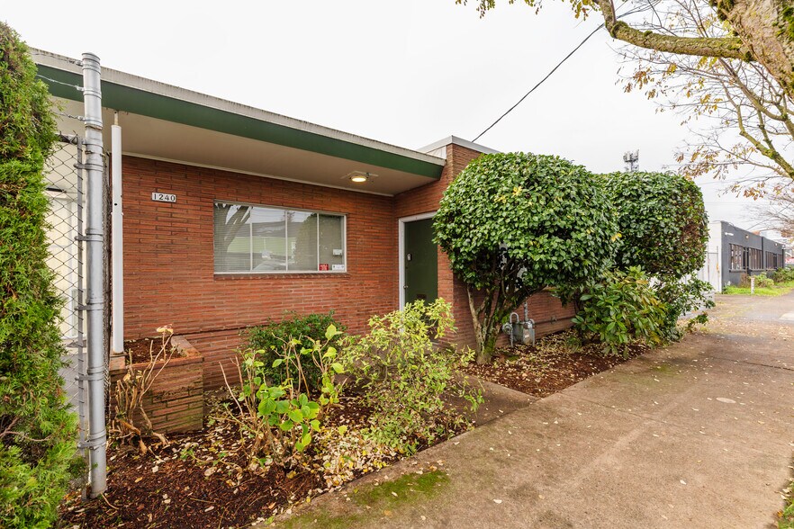 More Photos Of 1240 SE Gideon St, Portland Warehouse For Sale