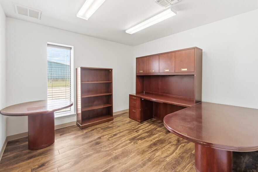 More Photos Of 945 Huser Blvd, Schulenburg Warehouse For Lease