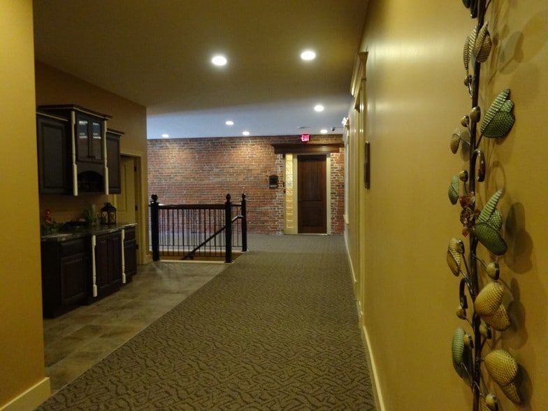 More Photos Of 435-437 E Main St, Greenwood Office For Lease