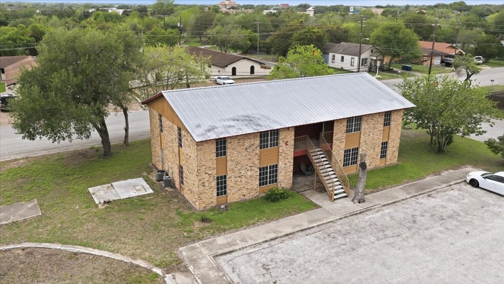 More Photos Of 600 E Crockett St, Beeville Apartments For Sale