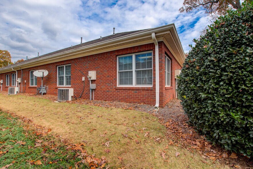 More Photos Of 101-106 Bombay Ln, Roswell Medical For Lease