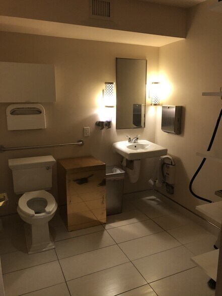 More Photos Of 313-321 John Ringling Blvd, Sarasota Storefront For Sale