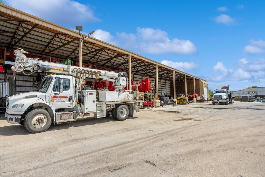 More Photos Of 2301 Fleur Dr, Des Moines Warehouse For Lease
