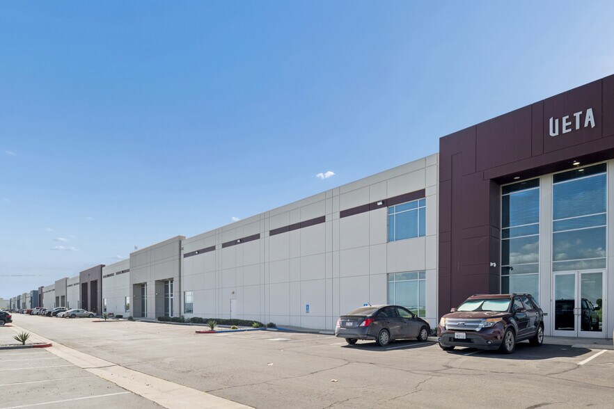 More Photos Of 7577 Airway Rd, San Diego Warehouse For Sale