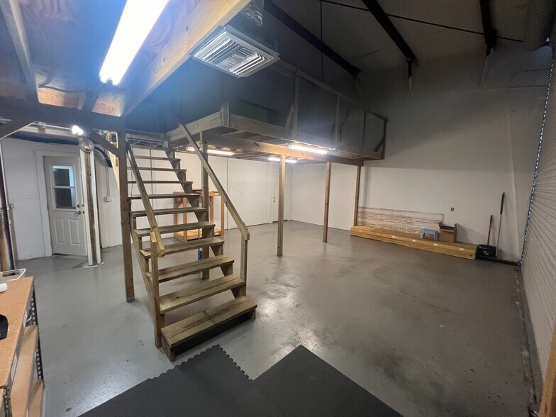 More Photos Of 3651-3663 Arnold Ave, Naples Light Manufacturing For Lease