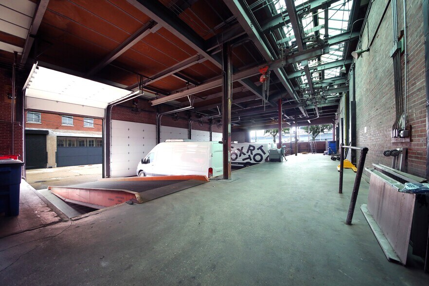 More Photos Of 900 W Cermak Rd, Chicago Warehouse For Lease