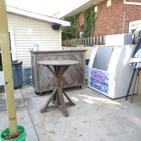 More Photos Of 139 E Walnut St, Oglesby Restaurant For Sale