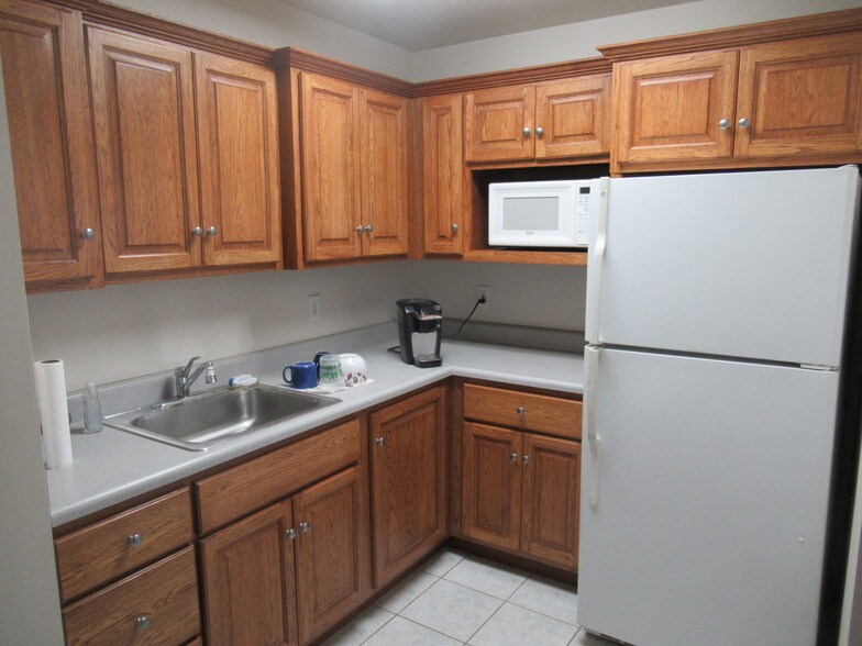 More Photos Of 3105 Great Northern, Springfield Warehouse For Sale