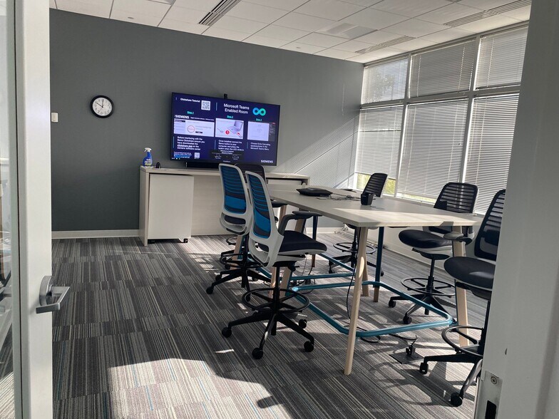 More Photos Of 13640-13690 Riverport Dr, Maryland Heights Office For Lease