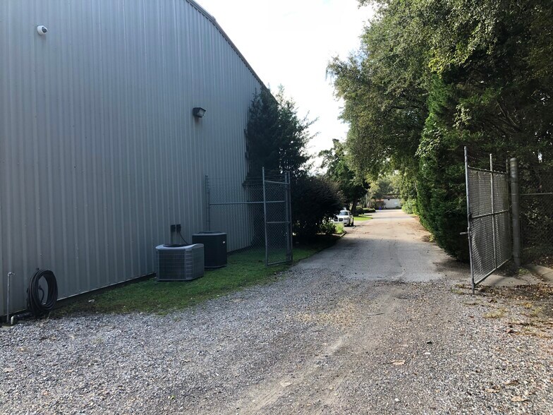 More Photos Of 1384 Remount Rd, Charleston Manufacturing For Lease