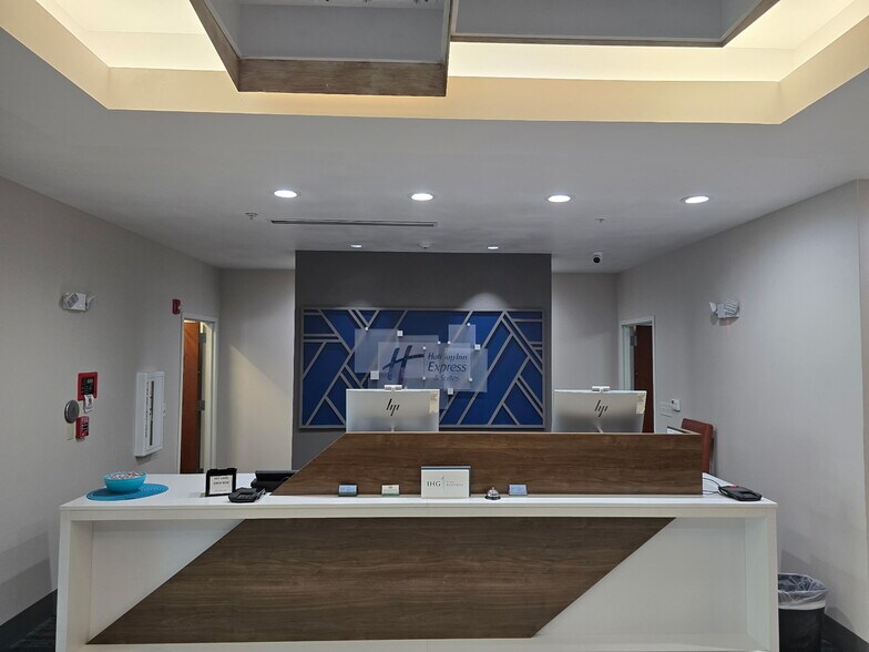 More Photos Of 4020 S Grand Ave, York Hospitality For Sale