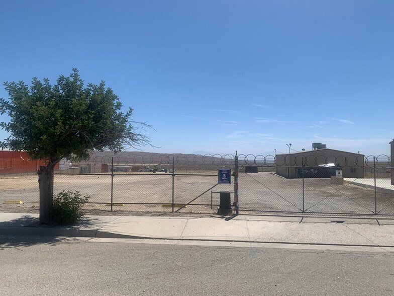 More Photos Of 330 Industrial Way, Taft Warehouse For Lease