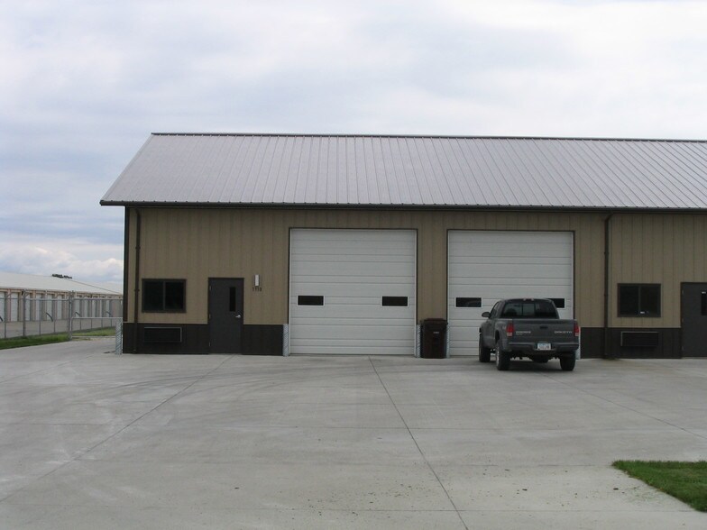 More Photos Of 1300-1310 N 14th St, Indianola Warehouse For Lease