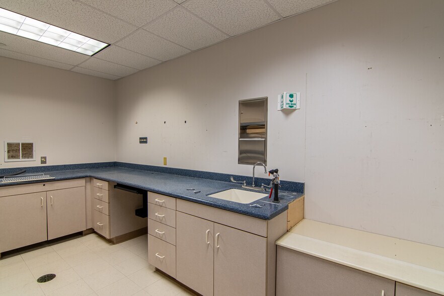 More Photos Of 201 W 5th St, Bonham Medical For Lease