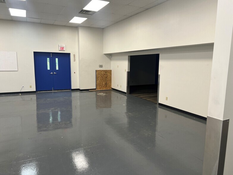 More Photos Of 1000 Kramer St, South Charleston Service For Lease