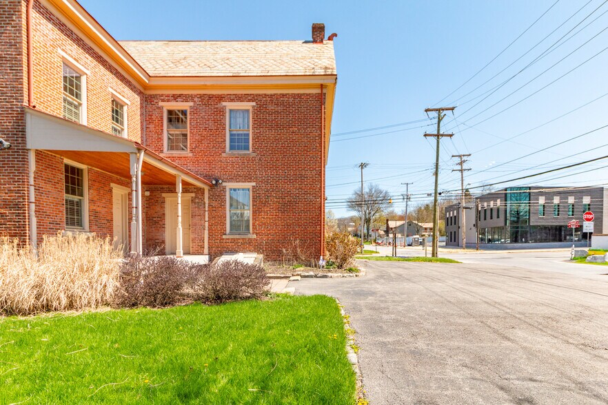 More Photos Of 323 S Main St, Zelienople Office Residential For Lease