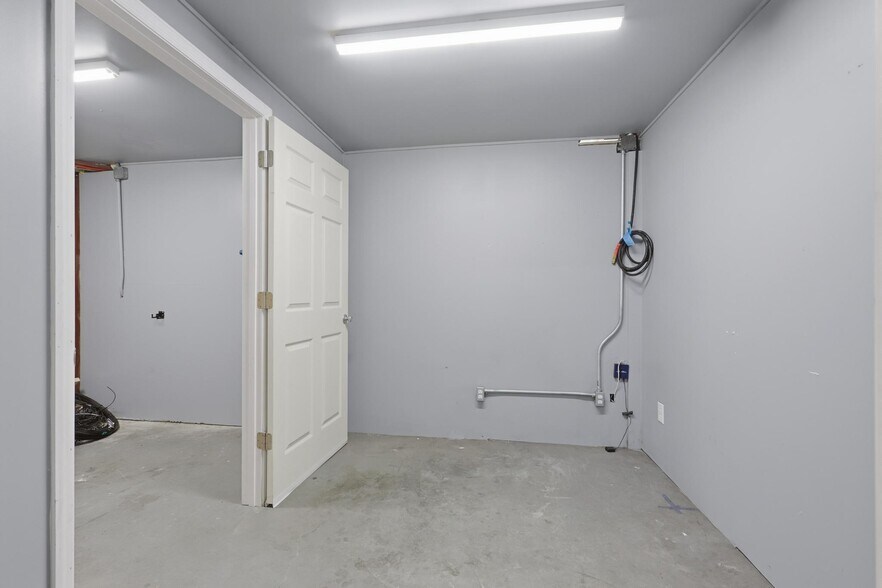 More Photos Of 623 Pleasant St, Lake Helen Flex For Lease