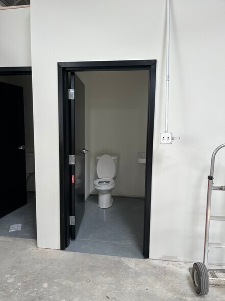More Photos Of 404 S Shelfer St, Quincy Warehouse For Lease