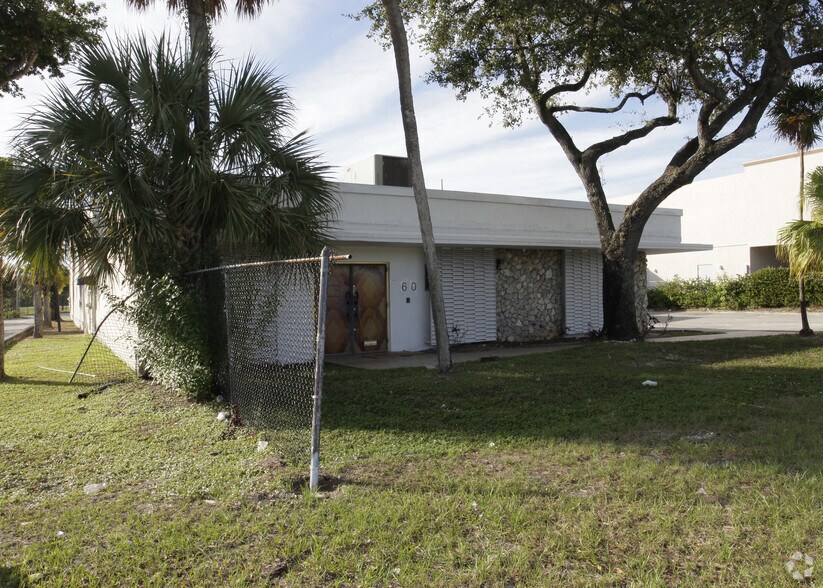 More Photos Of 460 W 84th St, Hialeah Showroom For Lease