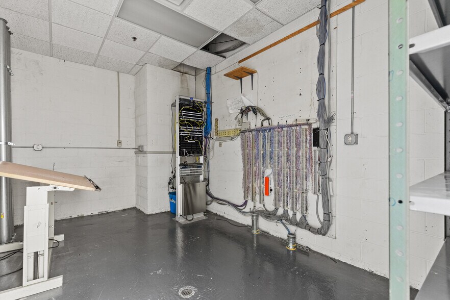 More Photos Of 32 Spruce St, Oakland Flex For Lease