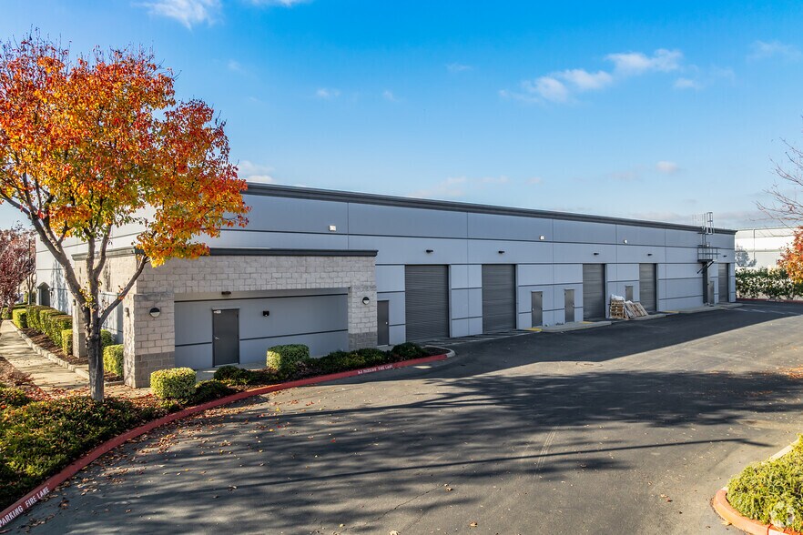 More Photos Of 1331 Aviation Blvd, Lincoln Warehouse For Lease