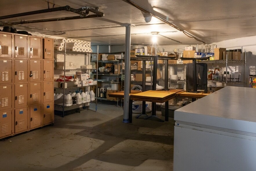 More Photos Of 2100 W Division St, Chicago General Retail For Lease