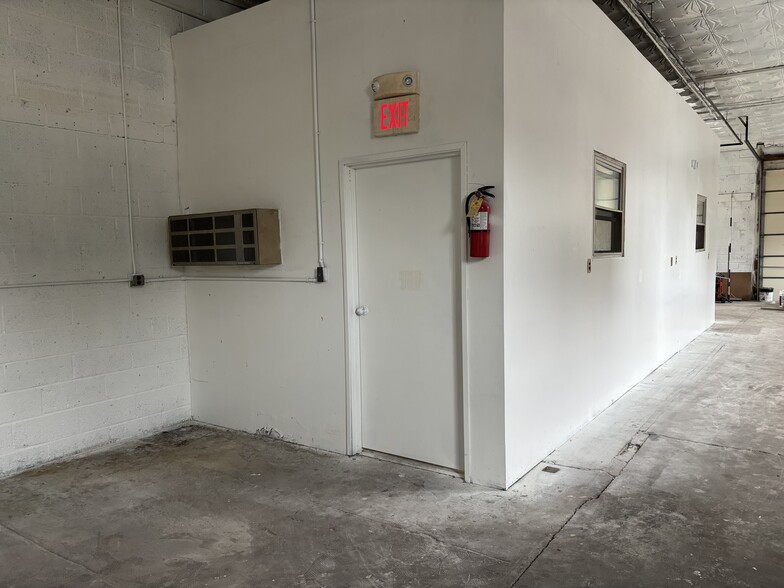 More Photos Of 16-18 Adams Pl, Lodi Warehouse For Lease