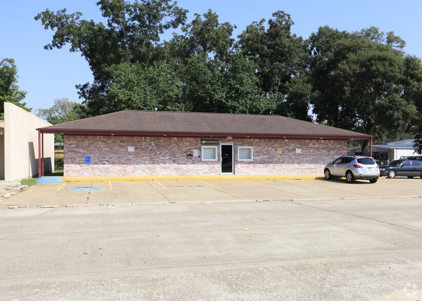 Primary Photo Of 204 W Coombs St, Alvin Medical For Lease
