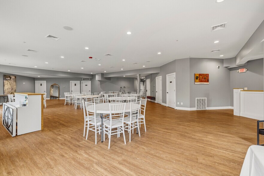 More Photos Of 402 Center St, Lewiston Restaurant For Sale