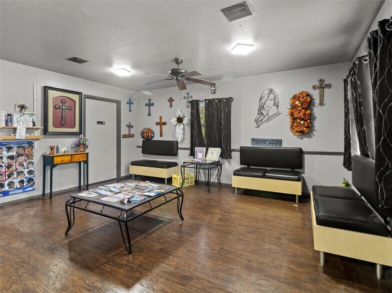 More Photos Of 208 W 1st Ave, Corsicana General Retail For Sale