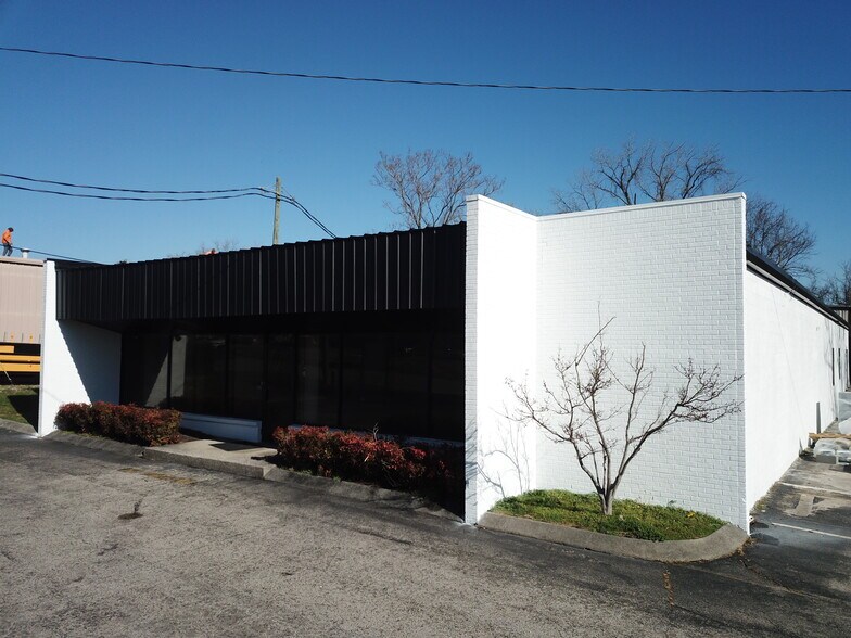 More Photos Of 1004 Old Tree Ct, Nashville Light Manufacturing For Sale