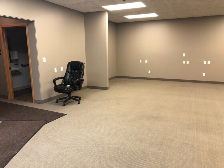 More Photos Of 10323-10327 NE Flanders St, Blaine Distribution For Sale