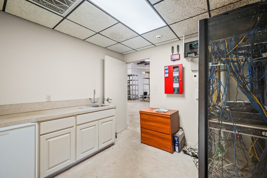 More Photos Of 7705 Quaker Ave, Lubbock Freestanding For Lease