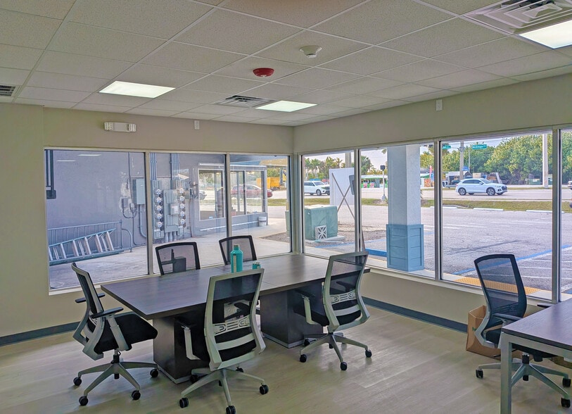 More Photos Of 16731 Mcgregor Blvd, Fort Myers General Retail For Lease