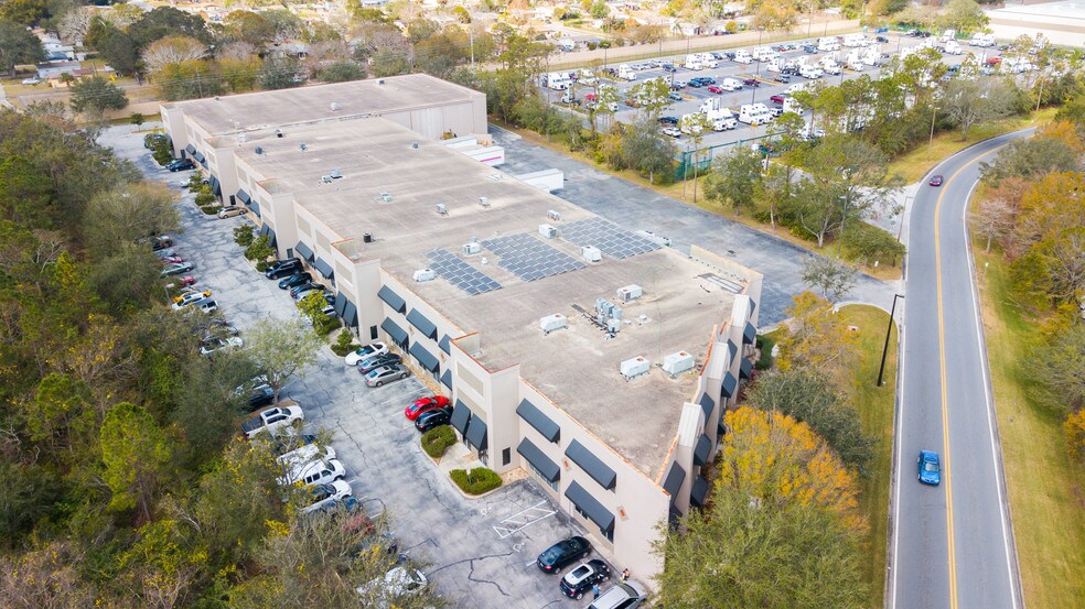 More Photos Of 7810 Kingspointe Pky, Orlando Warehouse For Lease