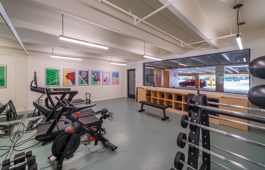 More Photos Of 4444 W Lakeside Dr, Burbank Office For Lease